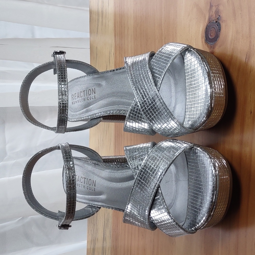 Kenneth Cole Reeva Platform Sandal In Silver Grid Metallic - Picture 2 of 10